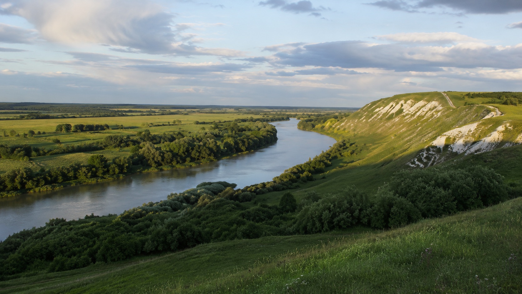 Ландшафт Воронежской области с рекой Дон, лесостепью, меловыми склонами, полями и широким горизонтом Центрального Черноземья
